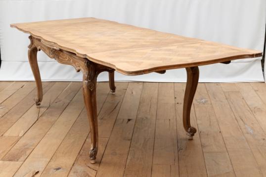可伸展的橡木鑲木桌